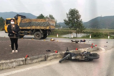 Va chạm với xe tải, đôi nam nữ tử vong tại chỗ