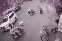 Những kẻ tranh nhau "hôi" sạch tiền của cô gái khốn khổ sẽ trả giá ra sao?