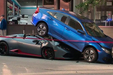 Tài xế nhầm chân ga, siêu xe Lamborghini xúc tung Honda Civic