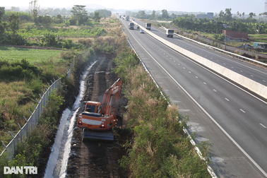 Nhiều hạng mục dang dở trên cao tốc Phan Thiết - Dầu Giây