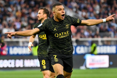 Mbappe lập cú đúp giúp PSG sáng cửa đăng quang ngôi vương Ligue 1