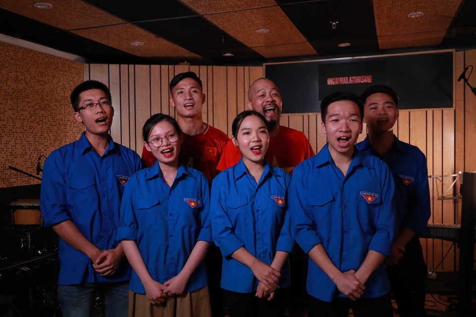 Bùi Tiến Dũng, Ngọc Khuê cùng gần 20 nghệ sĩ tiếp sức cho vùng “tâm dịch” - 5 Bùi Tiến Dũng, Ngọc Khuê cùng gần 20 nghệ sĩ tiếp sức cho vùng “tâm dịch” - 5