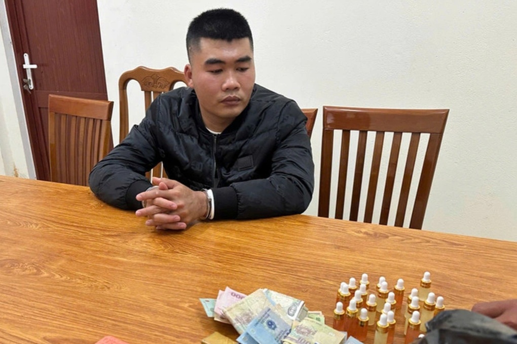 Va chạm giao thông, thanh niên lấy súng dọa dân, lộ kho vũ khí lớn - 1 Va chạm giao thông, thanh niên lấy súng dọa dân, lộ kho vũ khí lớn - 1