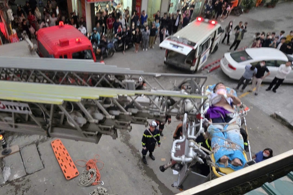 Bé trai 11 tuổi rơi từ tầng cao chung cư ở Hà Nội xuống mái siêu thị - 2 Bé trai 11 tuổi rơi từ tầng cao chung cư ở Hà Nội xuống mái siêu thị - 2