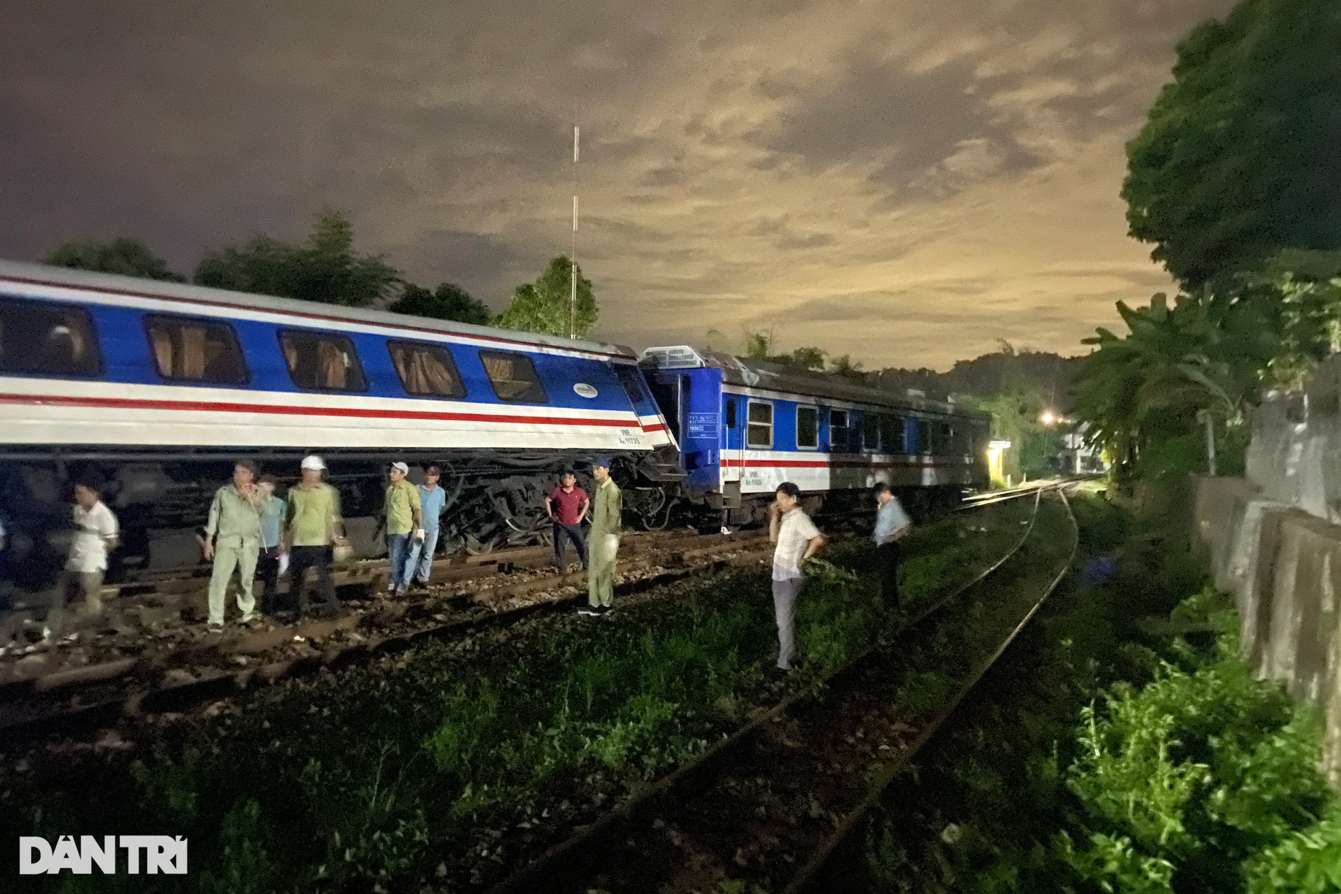 Hiện trường cứu hộ tàu khách bị trật bánh, lật nghiêng ở đèo Hải Vân - 1 Hiện trường cứu hộ tàu khách bị trật bánh, lật nghiêng ở đèo Hải Vân - 1