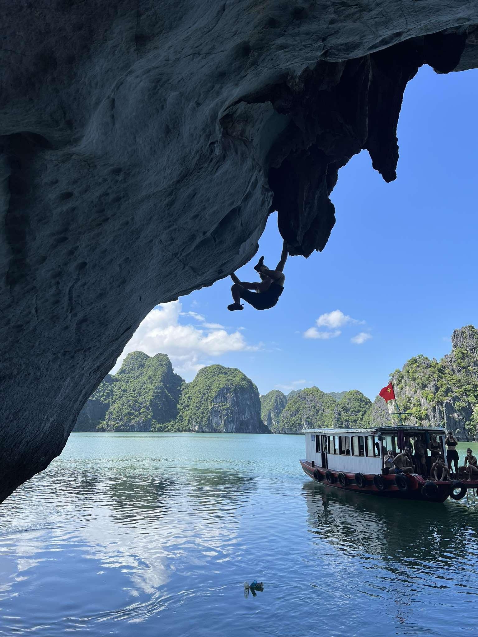 Các đơn vị sẽ hỗ trợ đưa người chơi ra sát vách đá và cung cấp giày leo núi, bột magie bôi tay giúp tay ma sát hơn trong quá trình bám và một "bản đồ" các con đường leo với mức độ từ dễ đến khó, giá cho một lần thuê dao động 500.000-600.000 đồng (Ảnh: Cat Ba Climbing).