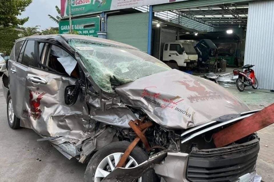 Hình ảnh xe Toyota Innova “nát tươm” được hồi phục như mới gây ngỡ ngàng