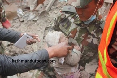 Nepal: Em bé 4 tháng tuổi sống sót kỳ diệu dù bị vùi lấp do động đất