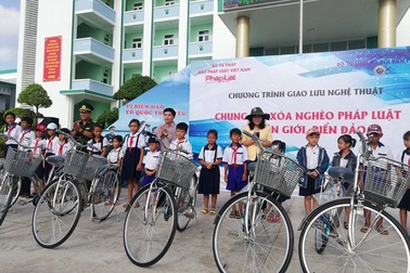 Tặng hàng chục xe đạp cho học sinh hiếu học Bạc Liêu