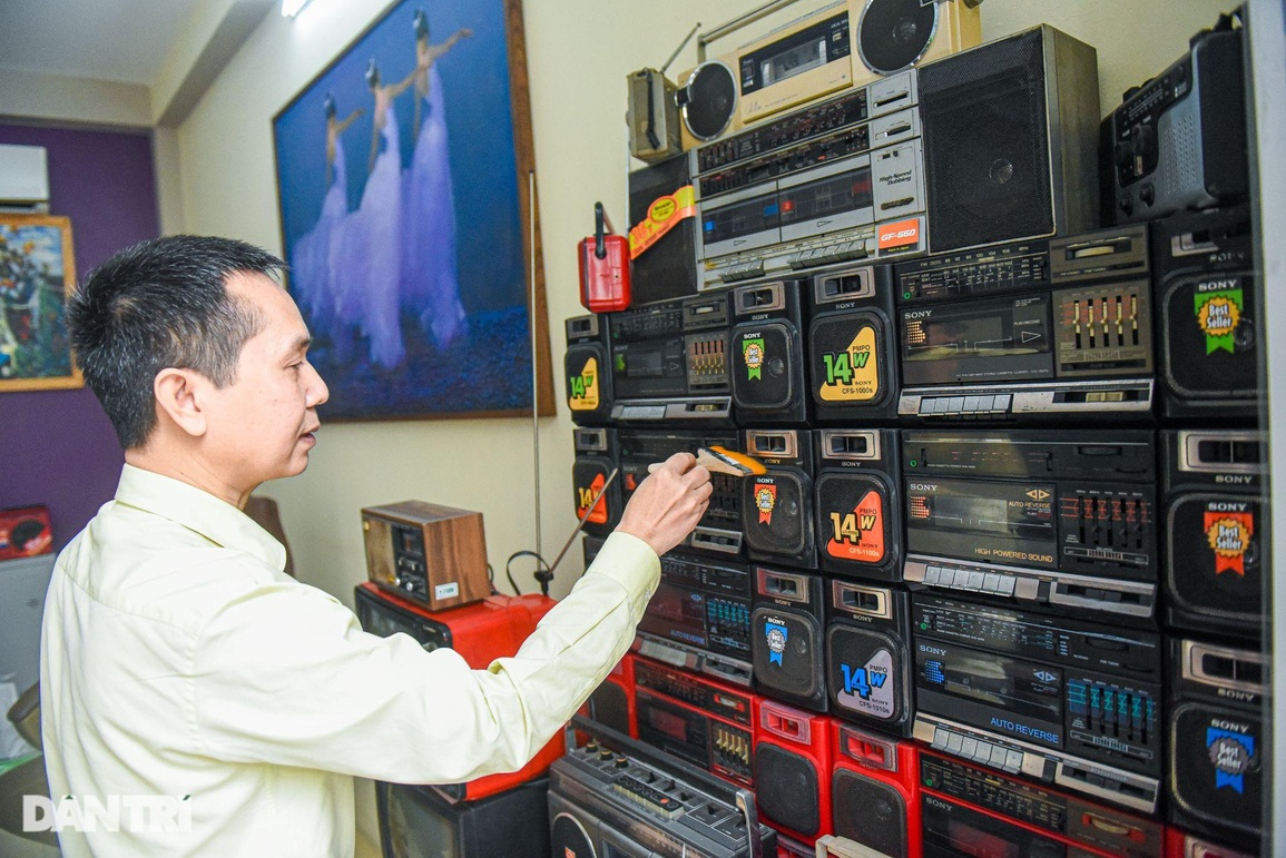 Người đàn ông ở Hà Nội săn loa đài cổ, trắng đêm đấu giá online - 13 Người đàn ông ở Hà Nội săn loa đài cổ, trắng đêm đấu giá online - 13