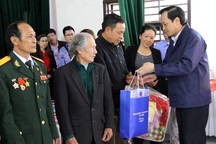 Bộ trưởng Đào Ngọc Dung: Tặng quà đối tượng chính sách ở Nhân Mỹ, Hà Nam