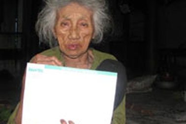 Trao quà cho bà cụ 30 năm nương nhờ hàng xóm