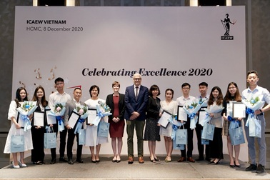 ICAEW trao Bằng Chartered Accountant cho hội viên đầu tiên tại Việt Nam