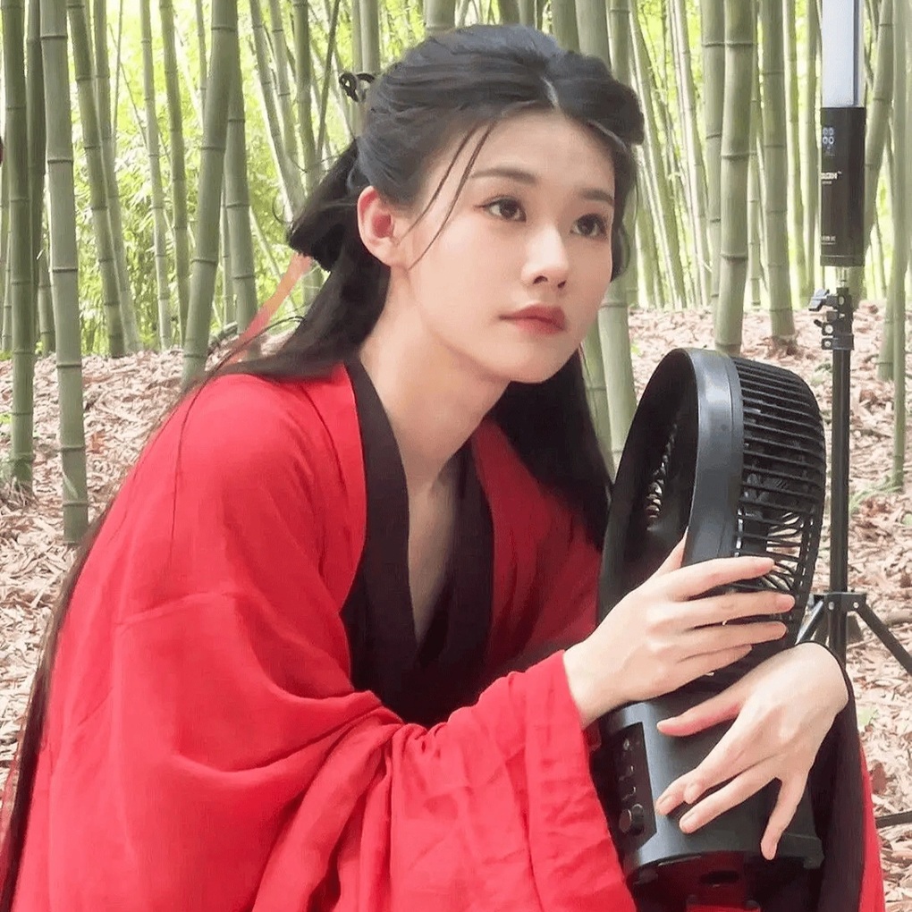 Cô gái Trung Quốc xinh đẹp hút 10 triệu người theo dõi trong 1 ngày là ai? - 2 Cô gái Trung Quốc xinh đẹp hút 10 triệu người theo dõi trong 1 ngày là ai? - 2