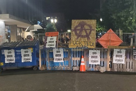 Người biểu tình Mỹ vây quanh nhà thị trưởng, tính lập "khu tự quản" mới