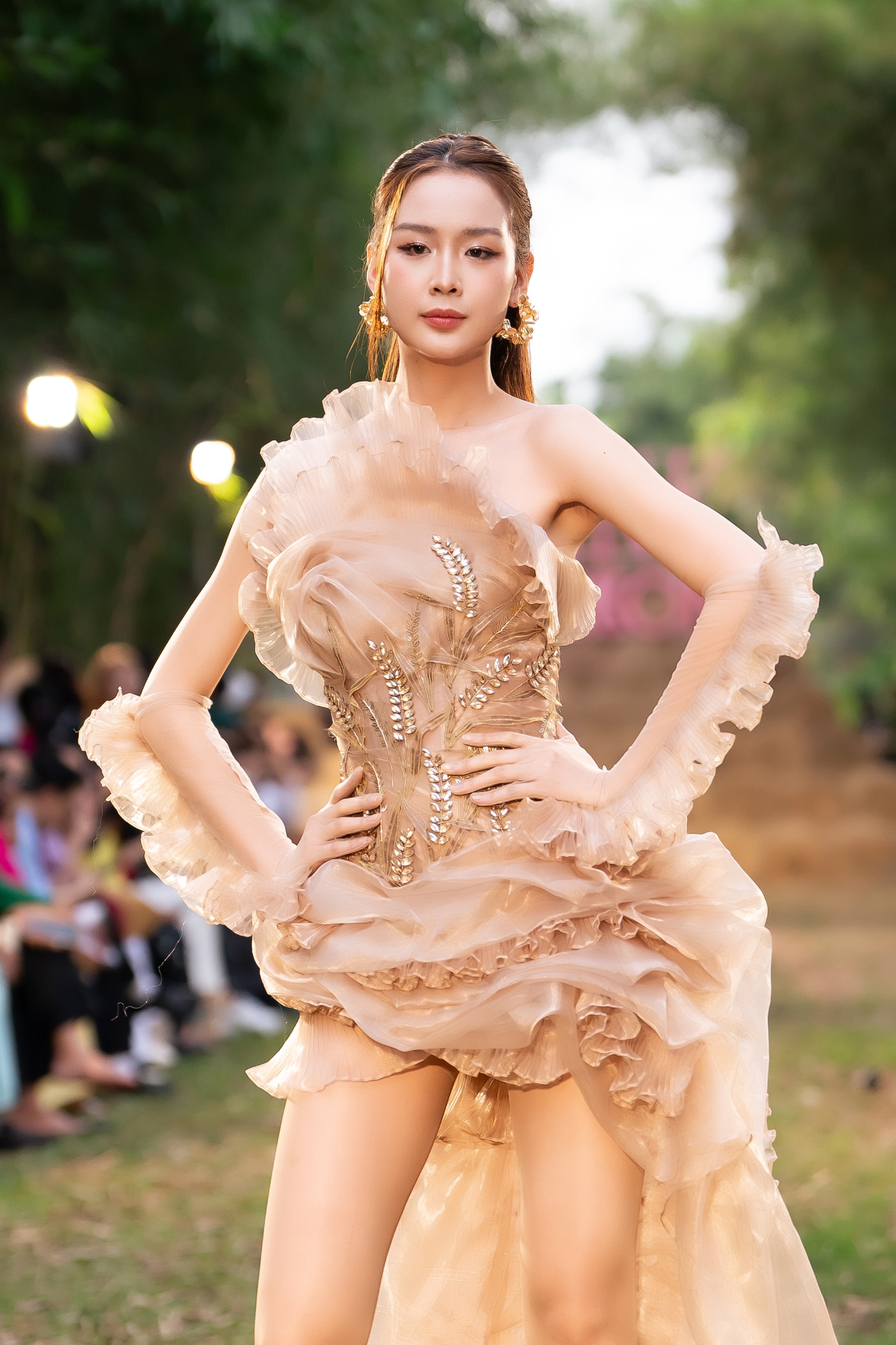 Người đẹp Tây Đô Việt Trinh tái xuất showbiz sau 2 năm giải nghệ - 8 Người đẹp Tây Đô Việt Trinh tái xuất showbiz sau 2 năm giải nghệ - 8