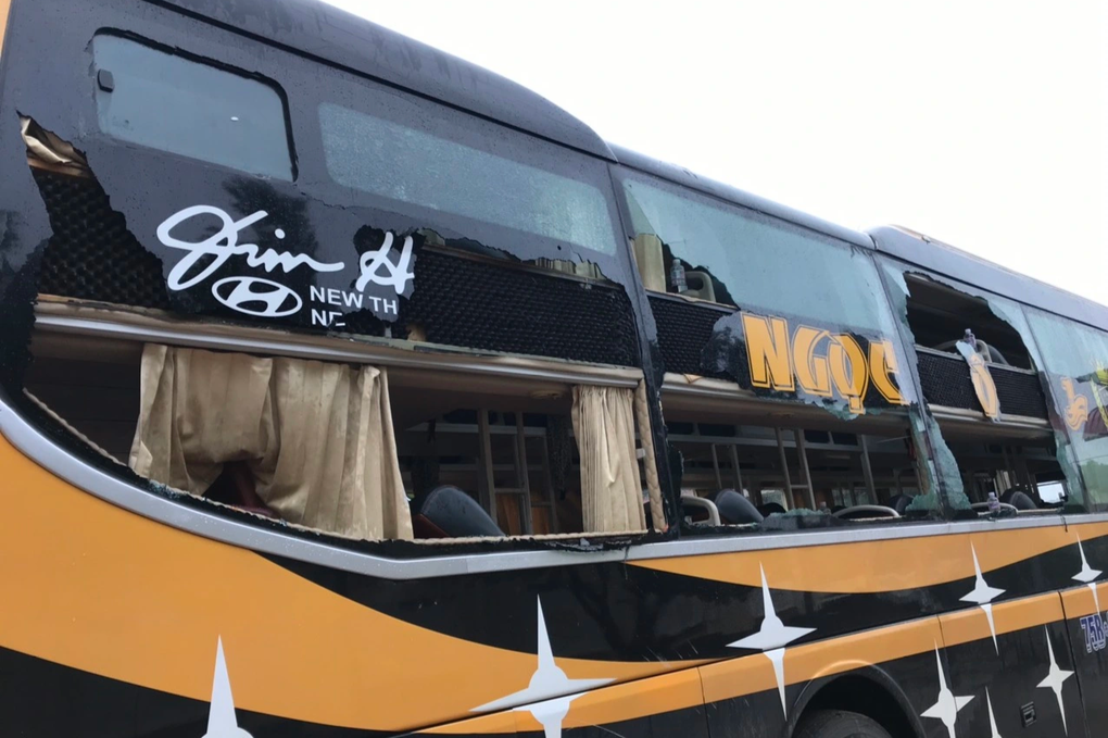 Bắt 4 thanh niên nửa đêm chặn đường đập phá xe khách - 2 Bắt 4 thanh niên nửa đêm chặn đường đập phá xe khách - 2