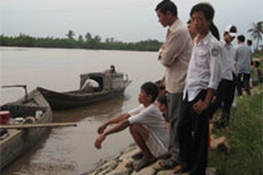 Lật ghe trên sông Chà, hai mẹ con mất tích