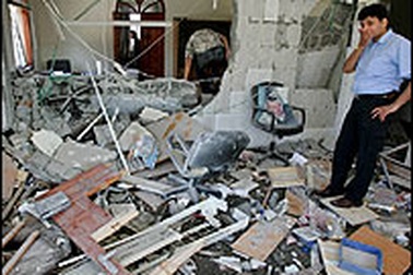 Israel tấn công văn phòng Thủ tướng Palestine 
