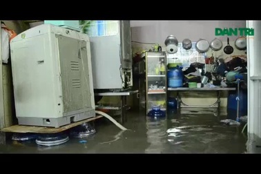 Cuộc sống người dân bị đảo lộn sau trận mưa ngập khủng khiếp ở Sài Gòn