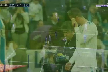 Chảy máu đầm đìa, C.Ronaldo mượn điện thoại kiểm tra vết thương