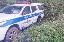 Tài xế say xỉn húc văng xe CSGT xuống vệ đường