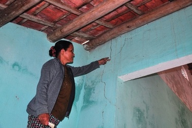 Nhà dân bị nứt, tiền đền bù không mua nổi... cái kẹo