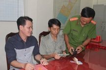 Bảo vệ dân phố trả lại ví tiền nhặt được cho người đánh rơi