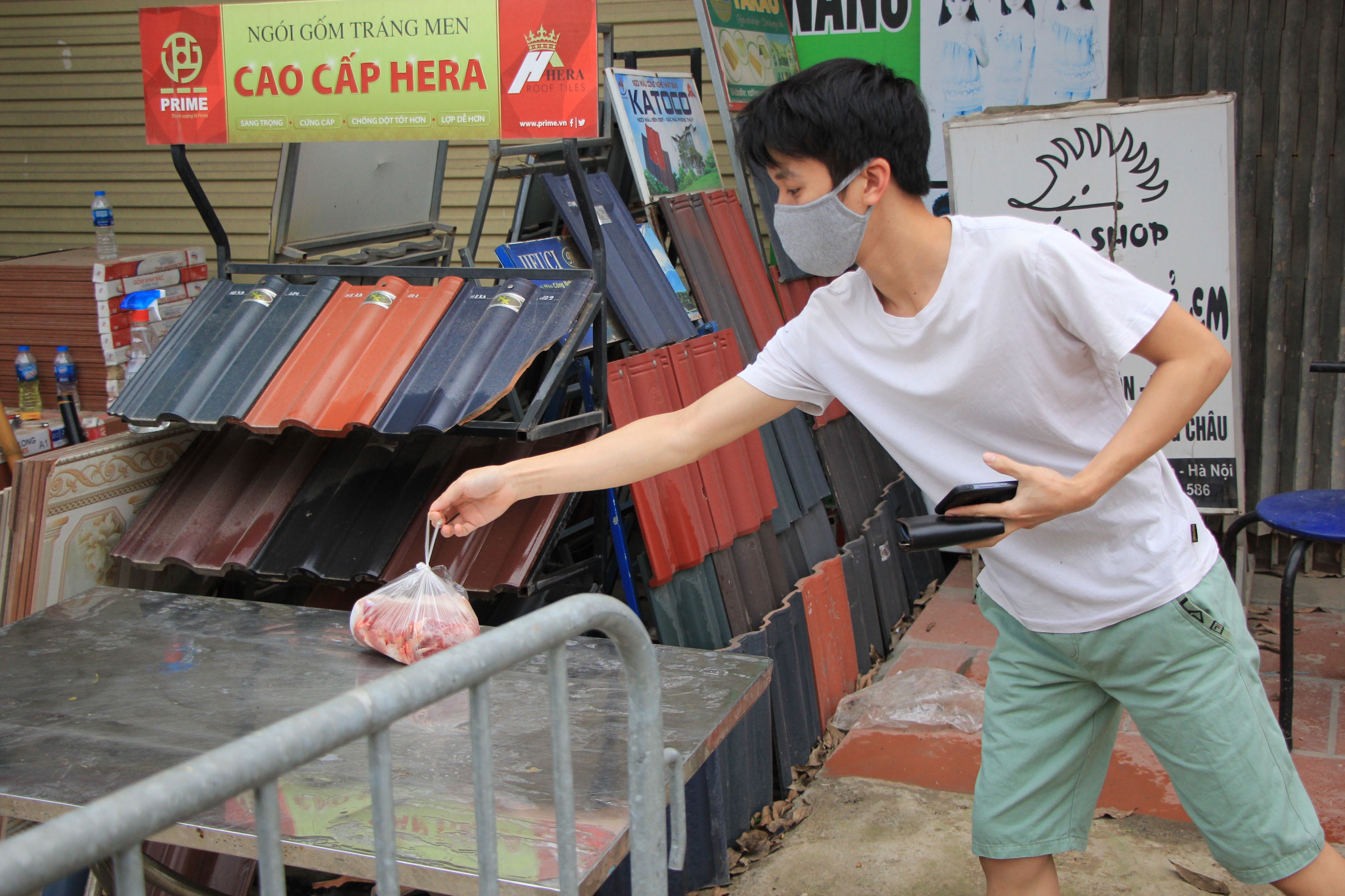 Tiếp tế lương thực qua rào cách ly tại ổ dịch Hạ Lôi - 14 Tiếp tế lương thực qua rào cách ly tại ổ dịch Hạ Lôi - 14