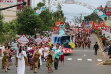 Người dân đổ ra đường theo dõi “con đường thổ cẩm” lớn nhất Đắk Nông