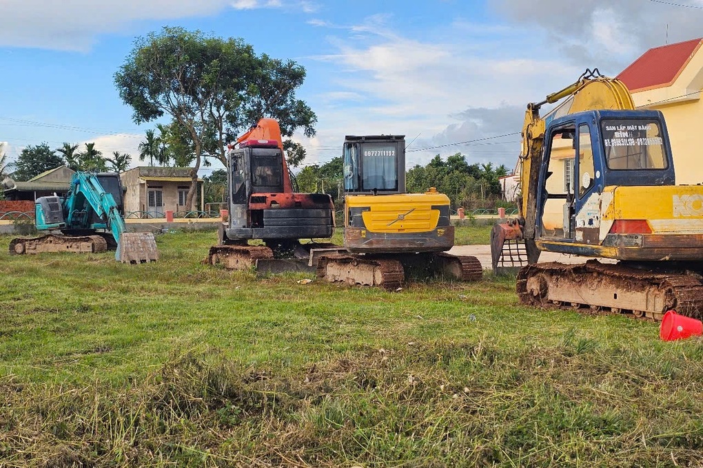 Nhóm người dùng máy xúc cào xới, lấn chiếm đất lâm nghiệp - 1