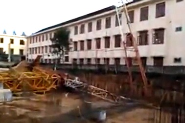 Khởi tố vụ án cần cẩu sập đè chết một học sinh