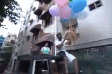 Youtuber gây phẫn nộ vì buộc chó vào bóng bay để thả lên trời