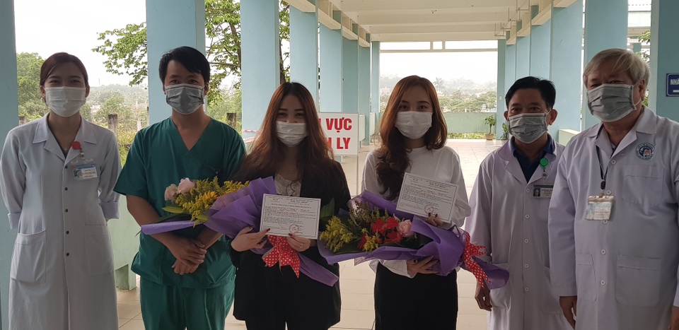 Niềm vui xen lẫn nước mắt ngày xuất viện của 2 cô gái về từ vùng dịch Daegu - 1 Niềm vui xen lẫn nước mắt ngày xuất viện của 2 cô gái về từ vùng dịch Daegu - 1