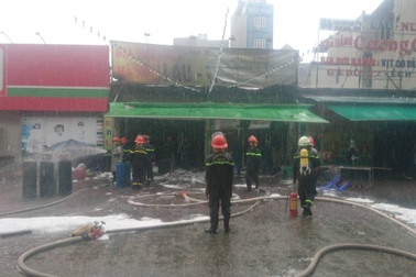 Hà Nội: Quán bia cháy lớn trong mưa, 1 phụ nữ tử vong