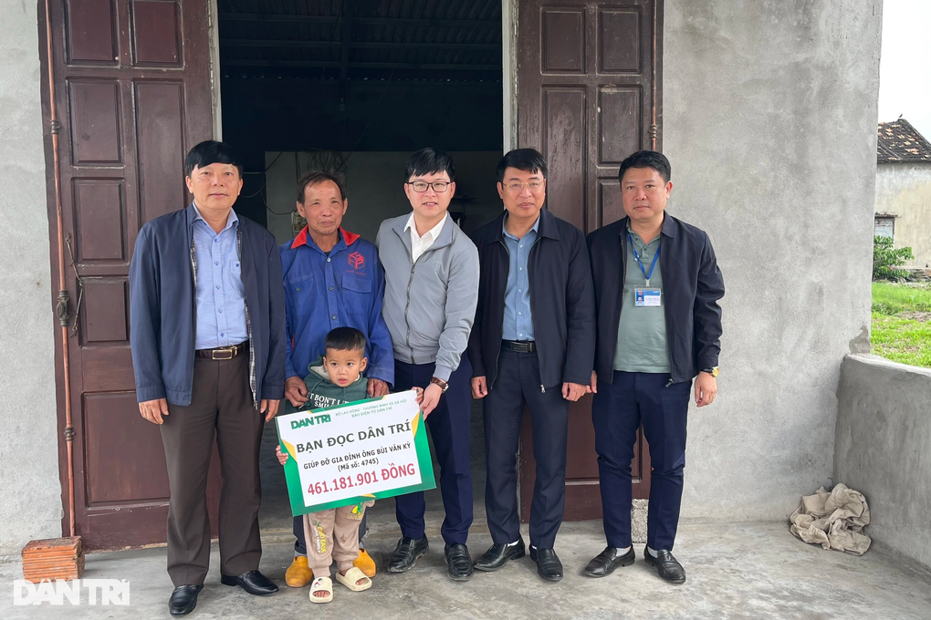 Gần nửa tỷ đồng đến với cháu bé 4 tuổi mồ côi bố, mẹ bỏ đi - 2 Gần nửa tỷ đồng đến với cháu bé 4 tuổi mồ côi bố, mẹ bỏ đi - 2