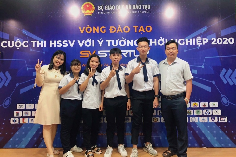 Học sinh chế hộp điều khiển máy bơm từ điện thoại… thu trăm triệu đồng - 4 Học sinh chế hộp điều khiển máy bơm từ điện thoại… thu trăm triệu đồng - 4