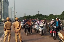 Hà Nội: Hàng trăm người dắt xe máy ngược chiều trên vỉa hè để “né” phạt