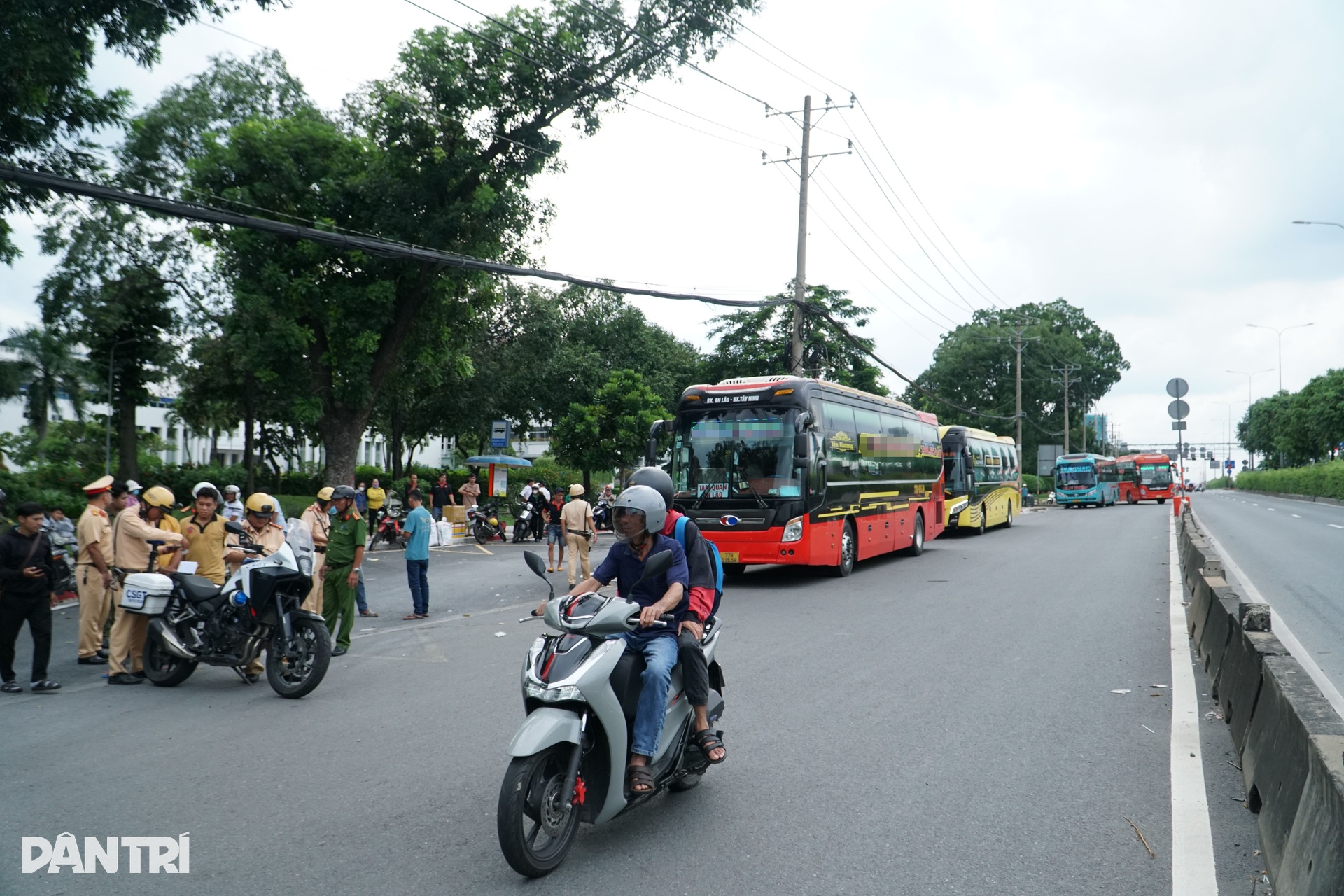 CSGT xử lý hàng loạt xe khách vi phạm ở cửa ngõ phía Đông TPHCM - 3 CSGT xử lý hàng loạt xe khách vi phạm ở cửa ngõ phía Đông TPHCM - 3