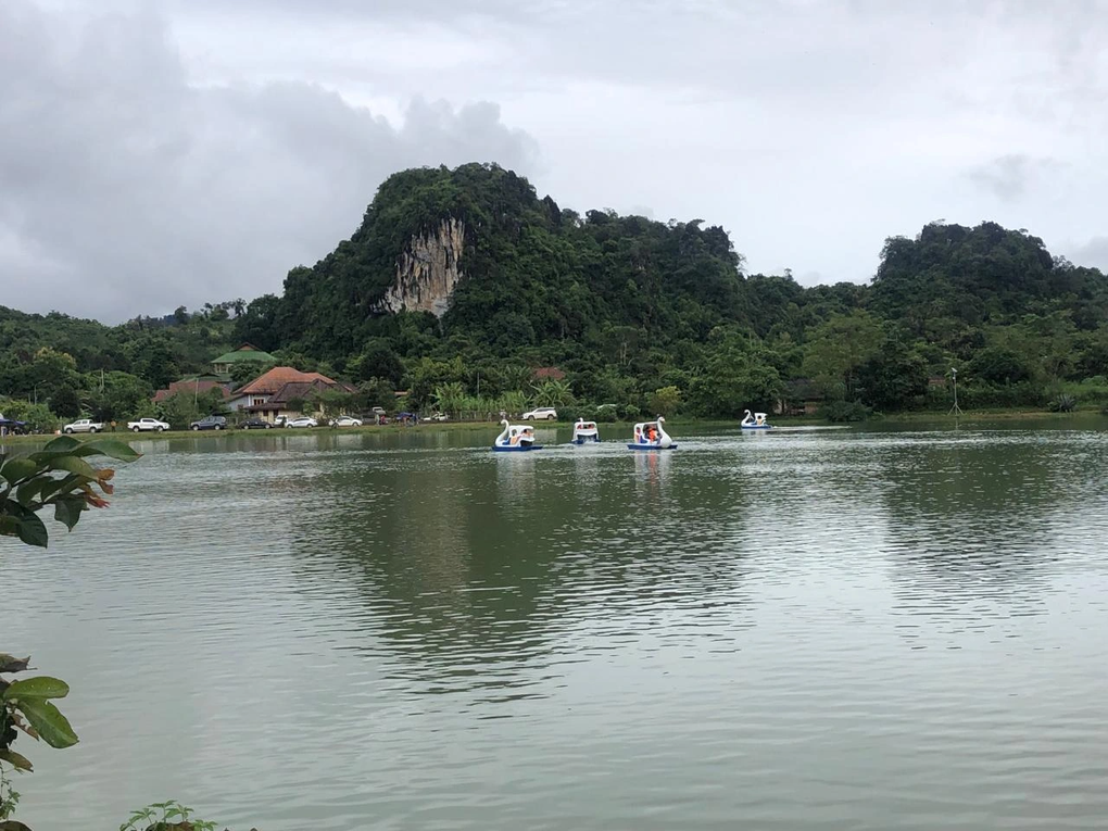 Vợ chồng Việt mở nhà hàng ở tỉnh nghèo của Lào: Khách mê gà tần, cá om dưa - 1