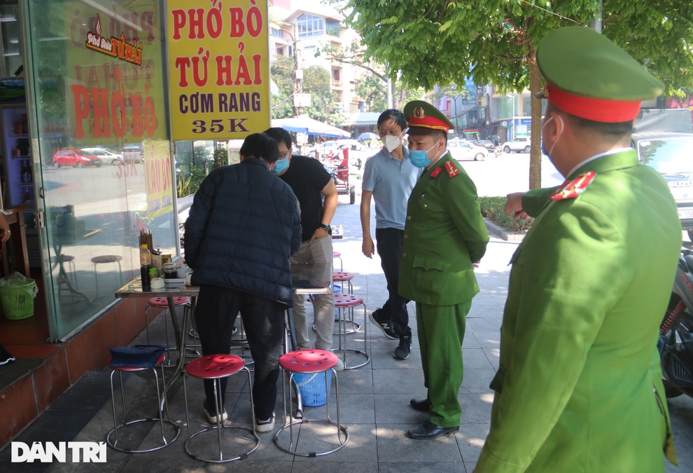 Theo chân công an Hà Nội nhắc nhở, xử lý hàng quán không đóng cửa trước 21h - 12 Theo chân công an Hà Nội nhắc nhở, xử lý hàng quán không đóng cửa trước 21h - 12