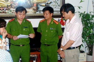 Bắt Trưởng phòng tài chính về tội tham ô