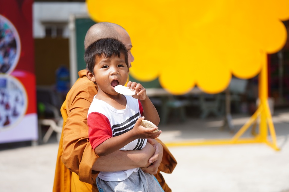Báo Dân trí tiếp tục mang Tết đến với những đứa trẻ bị bỏ rơi tại chùa Hồng Quang - 6 Báo Dân trí tiếp tục mang Tết đến với những đứa trẻ bị bỏ rơi tại chùa Hồng Quang - 6