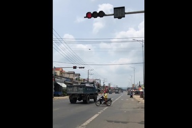 Xe tải lừng lững vượt đèn đỏ trên Quốc lộ 20