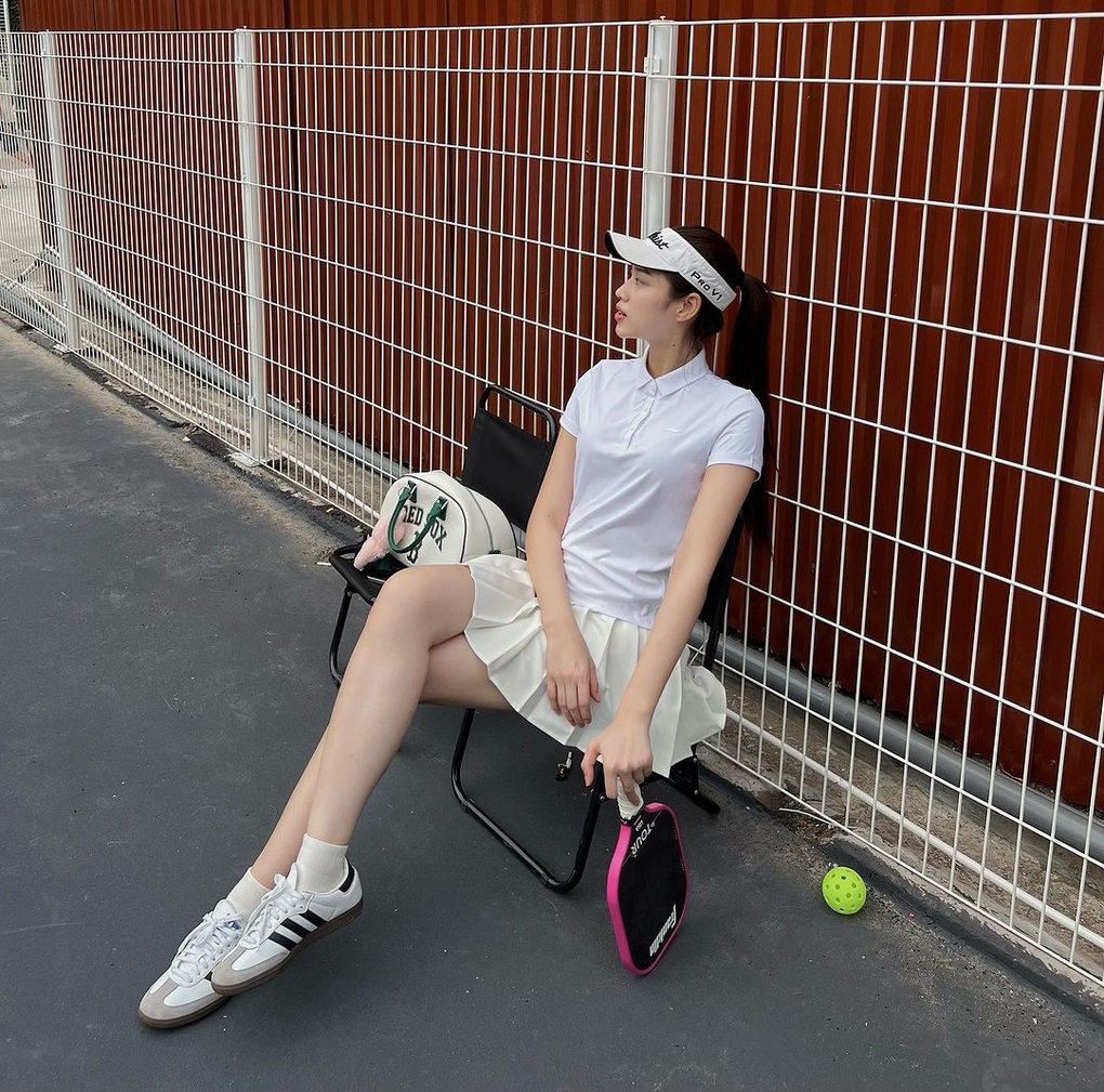 Mỹ nhân Việt diện đồ khoe eo thon, dáng gợi cảm trên sân pickleball - 3 Mỹ nhân Việt diện đồ khoe eo thon, dáng gợi cảm trên sân pickleball - 3