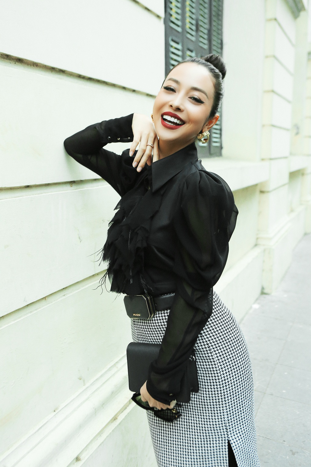Jennifer Phạm khoe nhan sắc không tuổi với các set đồ đen trắng sành điệu - 9 Jennifer Phạm khoe nhan sắc không tuổi với các set đồ đen trắng sành điệu - 9