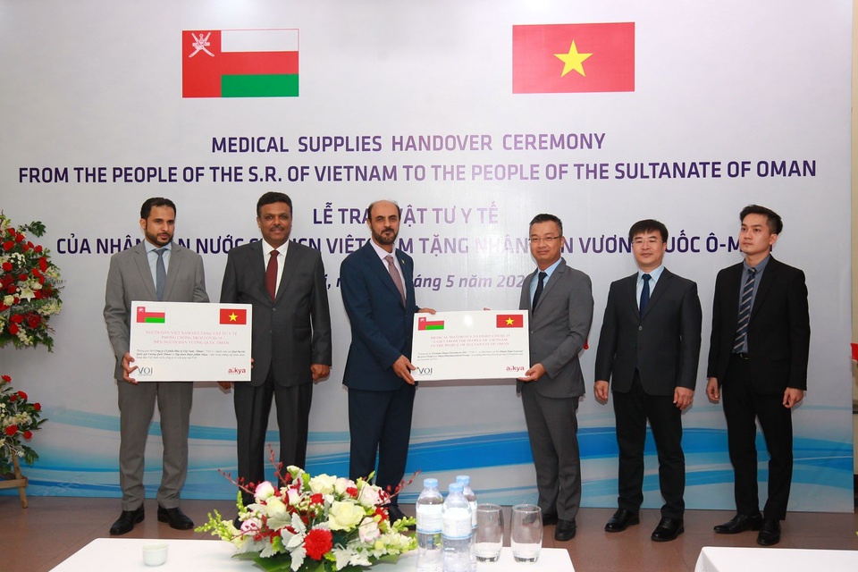 Oman tiếp nhận món quà 100.000 khẩu trang y tế từ Việt Nam - 1 Oman tiếp nhận món quà 100.000 khẩu trang y tế từ Việt Nam - 1
