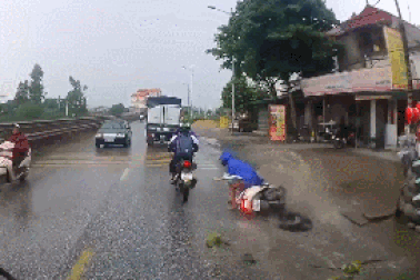 Tài xế phanh “cháy lốp” để tránh người phụ nữ bất ngờ ngã trước mũi xe