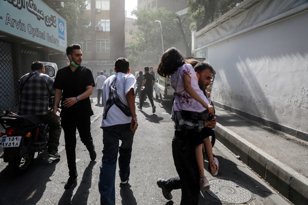 Bệnh viện Iran quá tải, hỗn loạn sau các vụ không kích của Israel - 1 Bệnh viện Iran quá tải, hỗn loạn sau các vụ không kích của Israel - 1