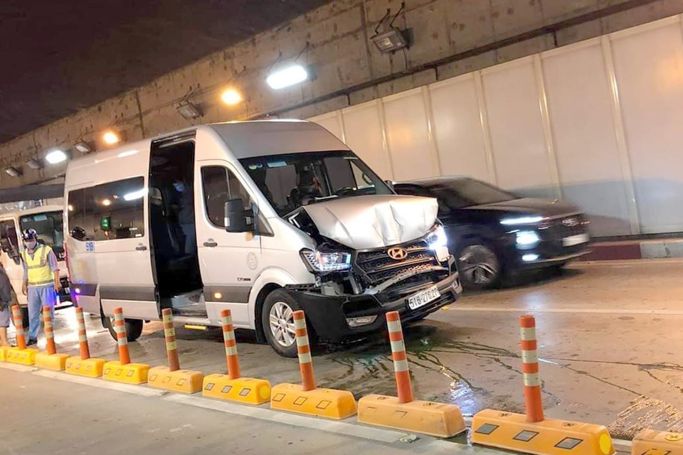 4 ô tô tông liên hoàn trong hầm Thủ Thiêm - 1 4 ô tô tông liên hoàn trong hầm Thủ Thiêm - 1